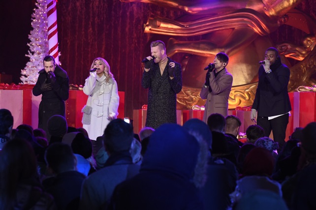 NBC39;s A Pentatonix Christmas Special feat Kelly Clarkson 