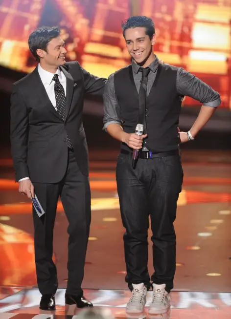 AMERICAN IDOL: Lazaro Arbos (R) makes it to the final 10 on AMERICAN IDOL airing Thursday, March 7 (8:00-9:30 PM ET/PT) on FOX. Also pictured: Ryan Seacrest. CR: Michael Becker / FOX. Copyright: FOX.