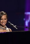 AMERICAN IDOL: Alicia Keyes performs on AMERICAN IDOL Thursday May 9 (8:00-9:00 PM ET/PT) on FOX. CR: Michael Becker / FOX. Copyright: FOX.