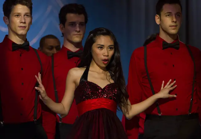 GLEE: AMERICAN IDOL Season 11 runner-up Jessica Sanchez (C) performs on a rival team competing against New Directions at Regionals in the 