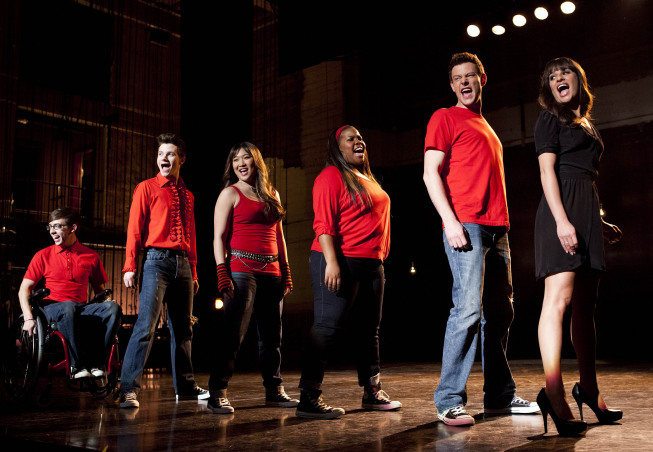 GLEE: Rachel (Lea Michele, R) performs with Artie (Kevin McHale, L), Kurt (Chris Colfer, second from L), Tina (Jenna Ushkowitz, third from L), Mercedes (Amber Riley, fourth from L) and Finn (Cory Monteith, fifth from L) in the "Sweet Dreams" episode of GLEE airing Thursday, April 18 (9:00-10:00 PM ET/PT) on FOX. ©2013 Fox Broadcasting Co. Also Pictued Darren Criss and Lauren Potter. Cr: Adam Rose/FOX
