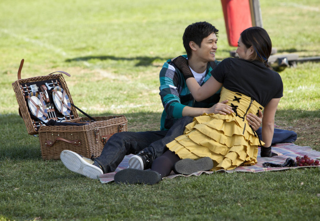 GLEE: Mike (Harry Shum Jr., L) and Tina (Jenna Ushkowitz, R) share a moment in the "Yes/No" winter premiere episode of GLEE, airing Tuesday, Jan. 17 (8:00-9:00 PM ET/PT) on FOX. ©2011 Fox Broadcasting Co. Cr: Adam Rose/FOX