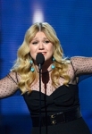 grammy2013-kellyclarkson-1