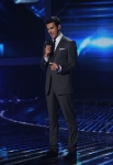 THE X FACTOR: Host Steve Jones on THE X FACTOR airing Tuesday, Oct. 25 (8:00-10:30 PM ET/PT) on FOX. CR: Ray Mickshaw / FOX.