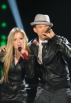 THE X FACTOR: Top 3 Perform: Avril Lavigne (L) and Chris Rene perform on THE X FACTOR Dec. 21 (8:00-9:30 PM ET/PT) on FOX. THE X FACTOR Finale airs Wed., Dec. 21 and Thurs., Dec. 22 on FOX. CR: Ray Mickshaw / FOX.
