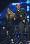 THE X FACTOR: Top 3 Perform: Avril Lavigne (L) and Chris Rene perform on THE X FACTOR Dec. 21 (8:00-9:30 PM ET/PT) on FOX. THE X FACTOR Finale airs Wed., Dec. 21 and Thurs., Dec. 22 on FOX. CR: Ray Mickshaw / FOX.
