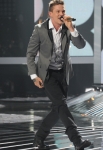 THE X FACTOR: Top 3 Perform: Chris Rene performs on THE X FACTOR Dec. 21 (8:00-9:30 PM ET/PT) on FOX. THE X FACTOR Finale airs Wed., Dec. 21 and Thurs., Dec. 22 on FOX. CR: Ray Mickshaw / FOX.