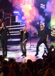 AMERICAN IDOL: American Idols return to perform during the AMERICAN IDOL Finale airing Thursday, April 7 (8:00-10:06 PM ET Live/PT tape-delayed) on FOX. © 2016 FOX Broadcasting Co. Cr: Ray Mickshaw/FOX