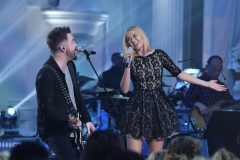 AMERICAN IDOL: L-R: David Cook with contestant Olivia Rox in the “Showcase #4: Judges Vote” episode of AMERICAN IDOL airing Thursday, Feb. 18 (8:00-10:00 PM ET/PT) on FOX. © 2016 FOX Broadcasting Co. Cr: Ray Mickshaw / FOX.