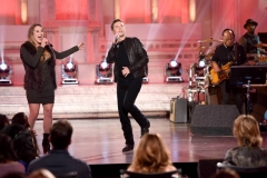 AMERICAN IDOL: Season 10 winner Scotty McCreery with contestant Jenna Renae in the “Showcase #1: 1st 12 Performances” episode of AMERICAN IDOL airing Wednesday, Feb. 10 (8:00-9:01 PM ET/PT) on FOX. Cr: Michael Becker / FOX. © 2016 FOX Broadcasting Co.