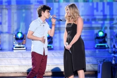 AMERICAN IDOL: Season 10 runner-up Lauren Alaina with contestant MacKenzie Bourg in the “Showcase #1: 1st 12 Performances” episode of AMERICAN IDOL airing Wednesday, Feb. 10 (8:00-9:01 PM ET/PT) on FOX. Cr: Michael Becker / FOX. © 2016 FOX Broadcasting Co.