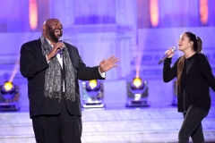 AMERICAN IDOL: Season 2 winner Ruben Studdard with contestant Avalon Young in the†???Showcase #1: 1st 12 Performances??? episode of AMERICAN IDOL airing Wednesday, Feb. 10 (8:00-9:01 PM ET/PT) on FOX. Cr: Michael Becker / FOX. © 2016 FOX Broadcasting Co.