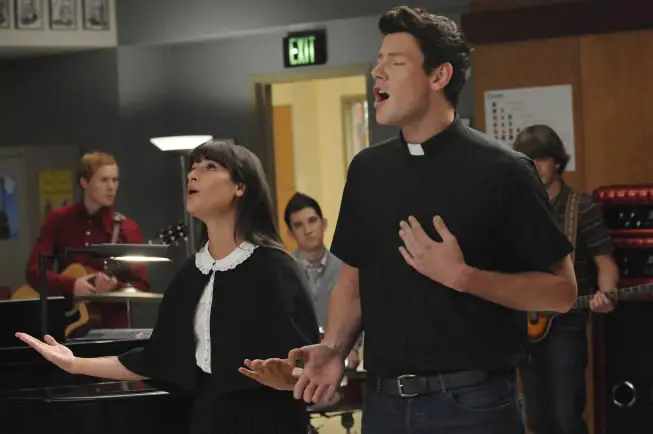 GLEE: Rachel (Lea Michele, L) and Finn (Cory Monteith, R) perform a duet in the "Duets" episode of GLEE airing Tuesday, Oct. 12 (8:00-9:00 PM ET/PT) on FOX. ©2010 Fox Broadcasting Co. CR: Michael Yarish/FOX
