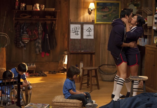 GLEE: Tina (Jenna Ushkowitz, R) and Mike (Harry Shum Jr., L) share a kiss during summer camp in "Audition," the premiere episode of GLEE airing Tuesday, Sept. 21 (8:00-9:00 PM ET/PT) on FOX. Also pictured: ©2010 Fox Broadcasting Co. Cr: Adam Rose/FOX