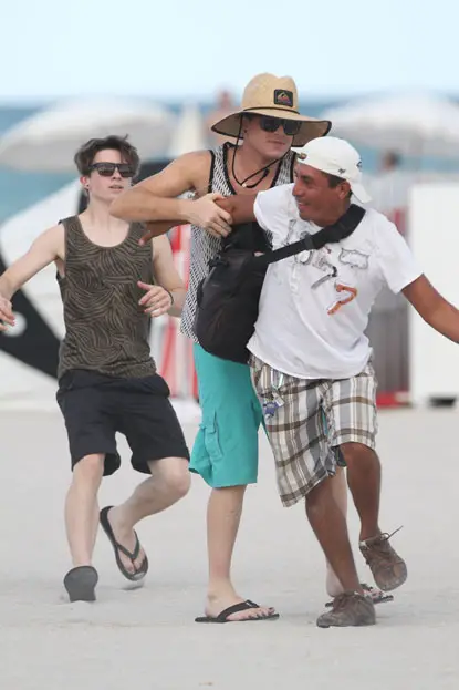 Adam Lambert attacking the photographer while his friend reaches to pull him off from the guy! Celebs