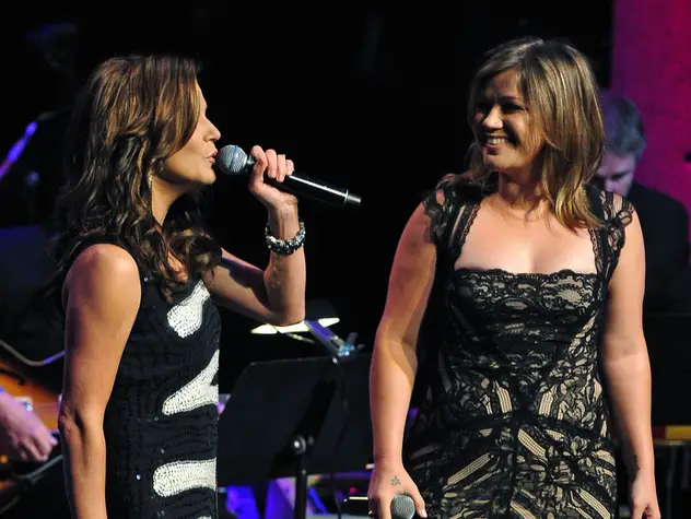 Kelly Clarkson and Martina McBride duet picture
