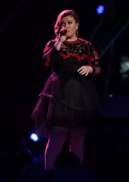 Kelly Clarkson Performs on American Idol (VIDEO + PHOTOS)