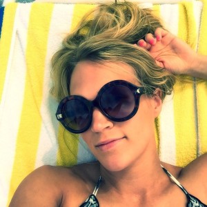 carrieunderwood-vacationselfie