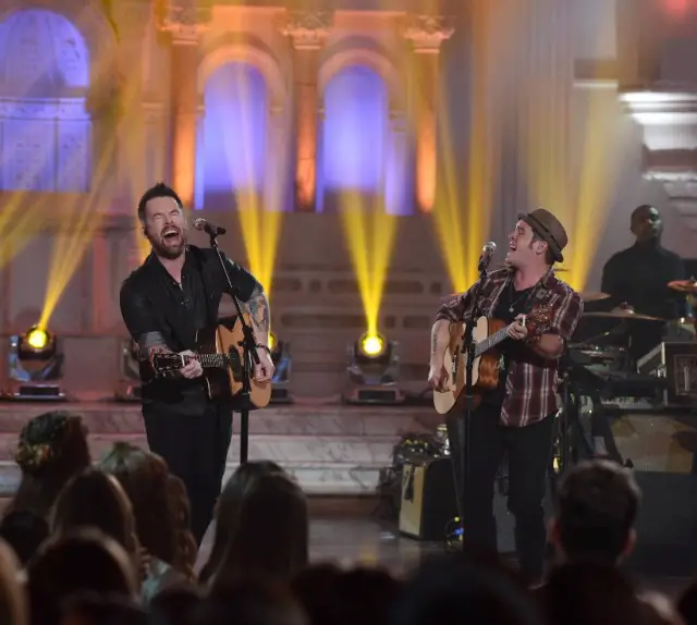 AMERICAN IDOL: L-R: David Cook with contestant CJ Johnson in the “Showcase #4: Judges Vote” episode of AMERICAN IDOL airing Thursday, Feb. 18 (8:00-10:00 PM ET/PT) on FOX. © 2016 FOX Broadcasting Co. Cr: Ray Mickshaw / FOX.