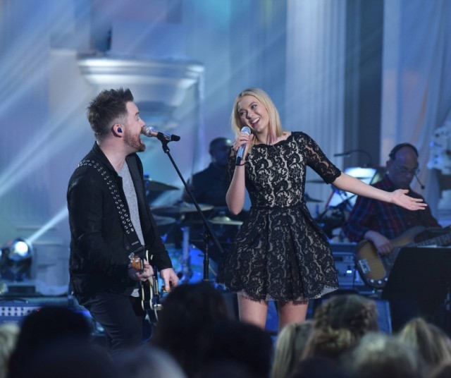 American Idol 2016 Recap Semifinals 2 Results and Star Duets: L-R: David Cook with contestant Olivia Rox in the “Showcase #4: Judges Vote” episode of AMERICAN IDOL airing Thursday, Feb. 18 (8:00-10:00 PM ET/PT) on FOX. © 2016 FOX Broadcasting Co. Cr: Ray Mickshaw / FOX.