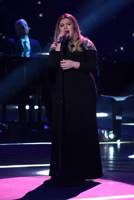 AMERICAN IDOL: Top 10: Guest judge and Season 1 winner Kelly Clarkson performs on AMERICAN IDOL airing Thursday, Feb. 25 (8:00-10:00 PM ET/PT) on FOX. © 2016 FOX Broadcasting Co. Cr: Ray Mickshaw/ FOX. This image is embargoed until Thursday, Feb. 25,10:00PM PT / 1:00AM ET
