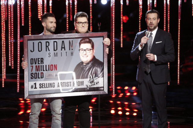 THE VOICE -- "Live Top 11" Episode 1115B -- Pictured: (l-r) Adam Levine, Jordan Smith, Carson Daly -- (Photo by: Tyler Golden/NBC)