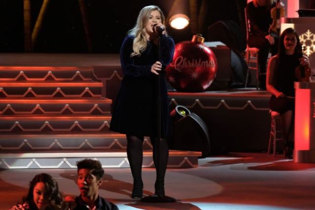 Kelly Clarkson performs holiday classics CMA Country Christmas 2016
