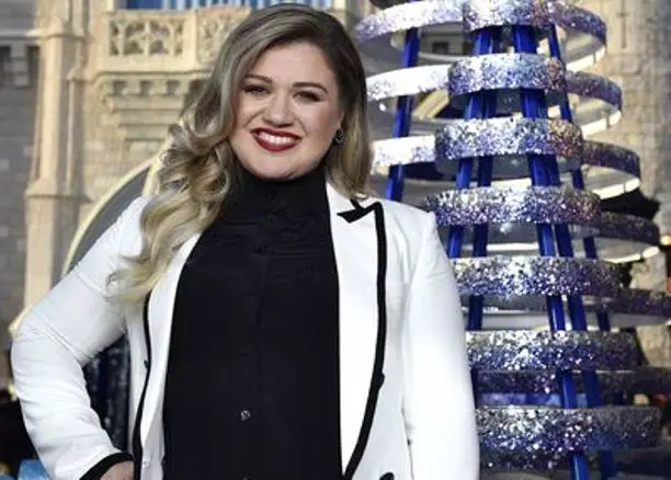 kelly-clarkson-disney-parade