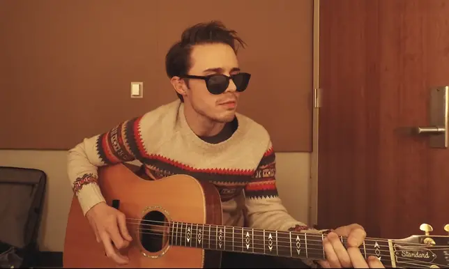 American Idol Kris Allen Sweater Session - Baby Won't You Wait Until The New Year