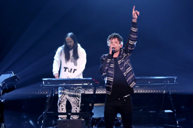 THE TONIGHT SHOW STARRING JIMMY FALLON -- Episode 0609 -- Pictured: (l-r) Musical guests Steve Aoki and Louis Tomlinson perform on January 24, 2017 -- (Photo by: Andrew Lipovsky/NBC)
