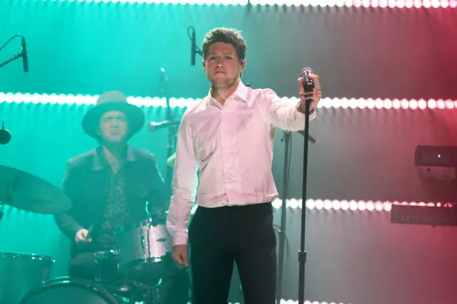 THE TONIGHT SHOW STARRING JIMMY FALLON -- Episode 0683 -- Pictured: Singer Niall Horan performs "Slow Hands" on May 25, 2017 -- (Photo by: Andrew Lipovsky/NBC)