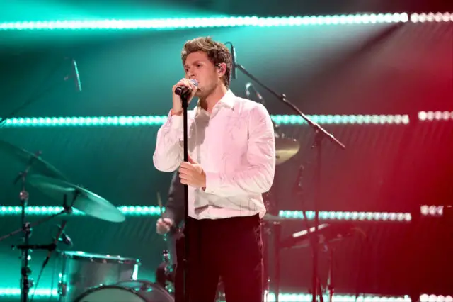 THE TONIGHT SHOW STARRING JIMMY FALLON -- Episode 0683 -- Pictured: Singer Niall Horan performs "Slow Hands" on May 25, 2017 -- (Photo by: Andrew Lipovsky/NBC)