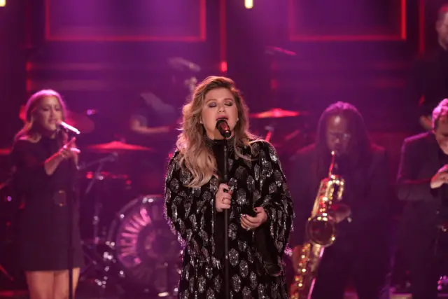 THE TONIGHT SHOW STARRING JIMMY FALLON -- Episode 0765 -- Pictured: Singer Kelly Clarkson performs "Whole Lotta Woman" on October 31, 2017 -- (Photo by: Andrew Lipovsky/NBC)