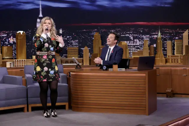 THE TONIGHT SHOW STARRING JIMMY FALLON -- Episode 0821 -- Pictured: (l-r) Singer Kelly Clarkson during "Google Translate Songs" with host Jimmy Fallon on February 26, 2018 -- (Photo by: Andrew Lipovsky/NBC)