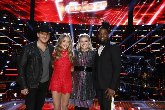 THE VOICE -- "Live Playoffs" Episode 1414C -- Pictured: (l-r) Kaleb Lee, Brynn Cartelli, Kelly Clarkson, D.R. King -- (Photo by: Trae Patton/NBC)
