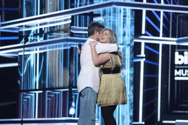 BILLBOARD MUSIC AWARDS -- Presentation -- 2018 BBMA's at the MGM Grand, Las Vegas, Nevada -- Pictured: (l-r) Simon Cowell, Kelly Clarkson -- (Photo by: Todd Williamson/NBC)