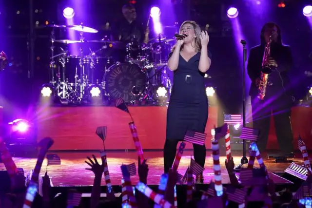 MACY'S FOURTH OF JULY FIREWORKS SPECTACULAR -- Pictured: Kelly Clarkson rehearses for the 2018 "Macy's Fourth of July Fireworks Spectacular" at the South Street Seaport in New York City -- (Photo by: Virginia Sherwood/NBC)