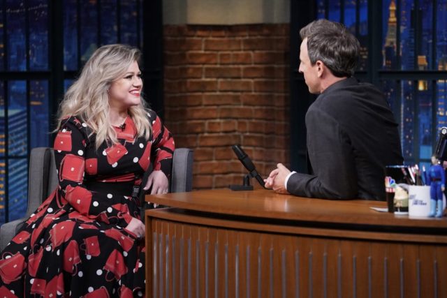 LATE NIGHT WITH SETH MEYERS -- Episode 736 -- Pictured: (l-r) Singer Kelly Clarkson during an interview with host Seth Meyers on September 20, 2018 -- (Photo by: Lloyd Bishop/NBC)