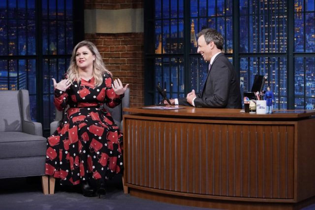 LATE NIGHT WITH SETH MEYERS -- Episode 736 -- Pictured: (l-r) Singer Kelly Clarkson during an interview with host Seth Meyers on September 20, 2018 -- (Photo by: Lloyd Bishop/NBC)