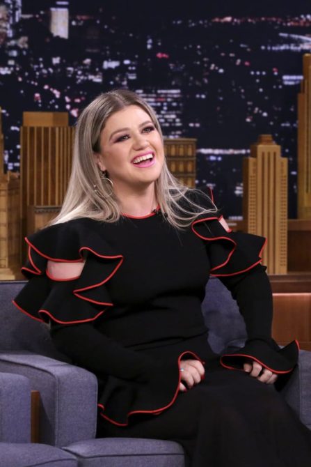 THE TONIGHT SHOW STARRING JIMMY FALLON -- Episode 0926 -- Pictured: Singer Kelly Clarkson during an interview on September 18, 2018 -- (Photo by: Andrew Lipovsky/NBC)