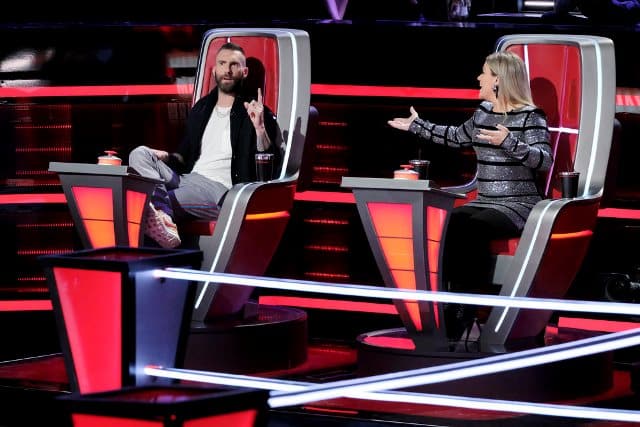 THE VOICE -- ?Battle Rounds? Episode 1510 -- Pictured: (l-r) Adam Levine, Kelly Clarkson -- (Photo by: Trae Patton/NBC)