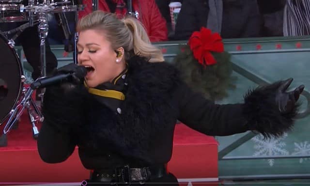 Kelly Clarkson sings Heat Macy's Thanksgiving Day Parade