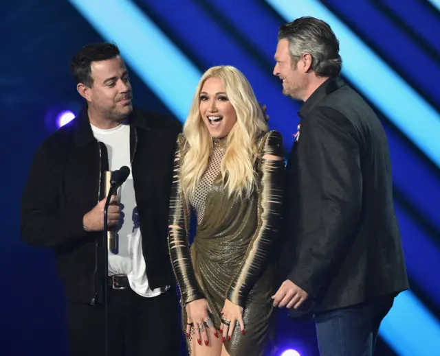 2018 E! PEOPLE'S CHOICE AWARDS -- Pictured: (l-r) Carson Daly, Gwen Stefani and Blake Shelton on stage during the 2018 E! People's Choice Awards held at the Barker Hangar on November 11, 2018 -- (Photo by: Alberto Rodriguez/E! Entertainment)
