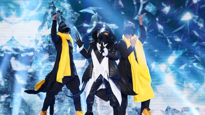 THE MASKED SINGER: The Penguin in the “Return of the Masks: Group D” episode of THE MASKED SINGER airing Wednesday, Oct. 9 (8:00-9:01 PM ET/PT) on FOX.© 2019 FOX MEDIA LLC. CR: Michael Becker / FOX.