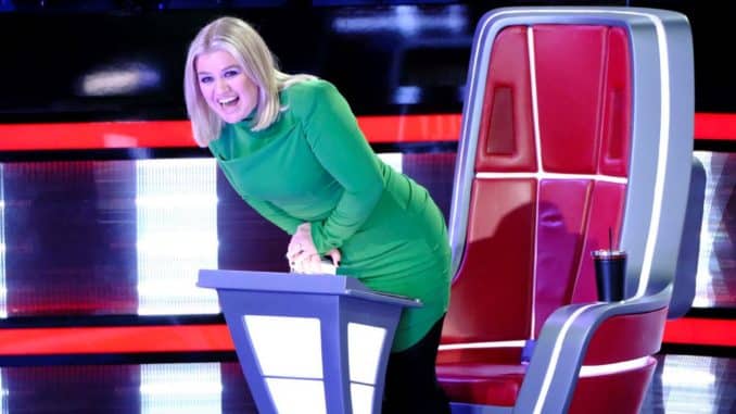 THE VOICE -- “The Battles, Part 5/The Knockouts” Episode 1711 -- Pictured: Kelly Clarkson -- (Photo by: Trae Patton/NBC)