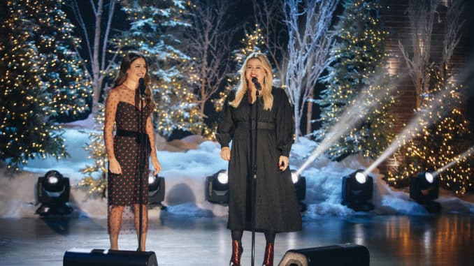THE KELLY CLARKSON SHOW -- Episode 3043 -- Pictured: (l-r) Lea Michele, Kelly Clarkson -- (Photo by: Weiss Eubanks/NBCUniversal)