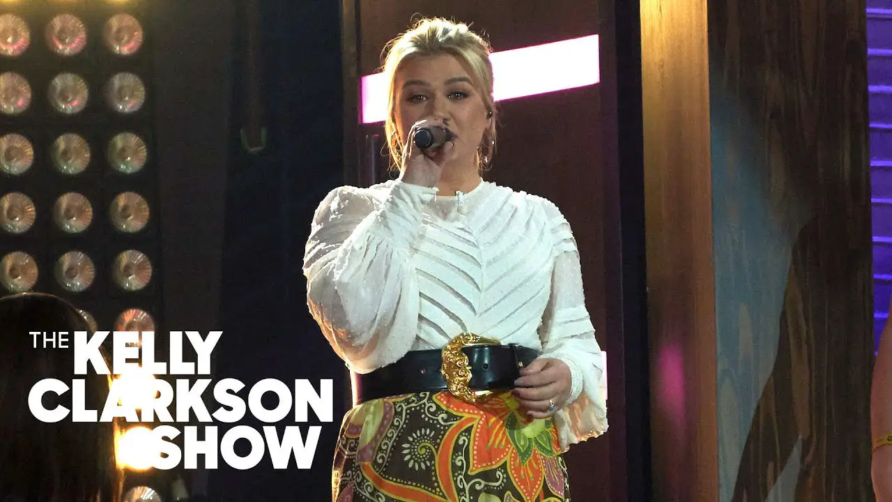 Kelly Clarkson Covers Carrie Underwood's "Before He Cheats" (VIDEO)