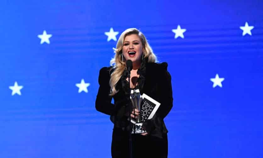 Watch Kelly Clarkson Present at 2020 Critics Choice Awards (VIDEO)