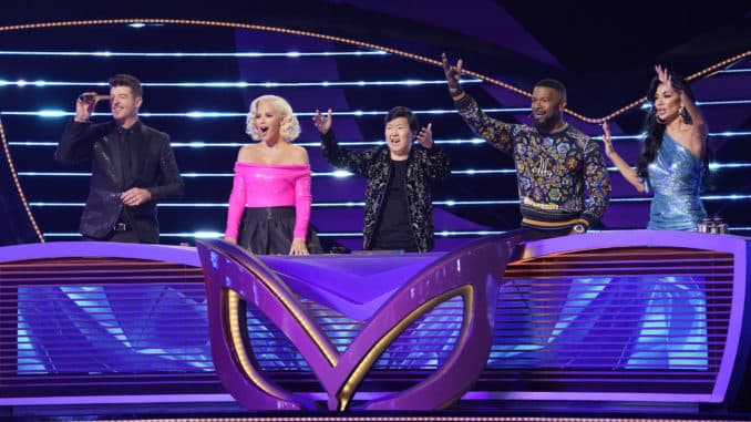 THE MASKED SINGER: L-R: Robin Thicke, Jenny McCarthy, Ken Jeong, guest panelist Jamie Foxx and Nicole Scherzinger. © 2020 FOX MEDIA LLC. Cr: The Greg Gayne /FOX.