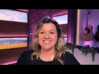 Kelly Clarkson Wins Daytime Emmy Award